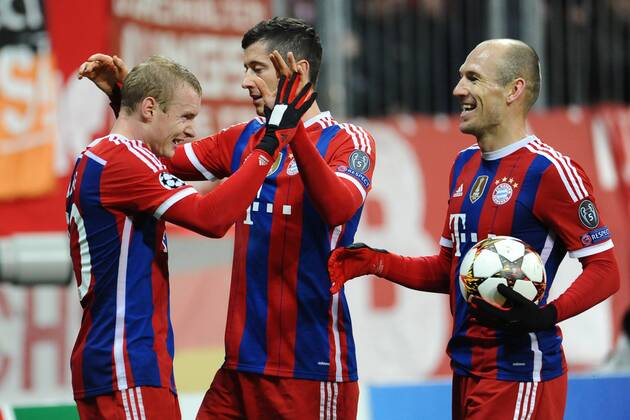 Fußball Champions League Gruppenphase 6.Spieltag Bayern München - ZSKA Moskau am 10.12.2014 in der Allianz Arena in München Torjubel zum 2:0 durch Sebastian Rode ( München ), links - Robert Lewandowski ( München ), mitte - Arjen Robben ( München ), rechts