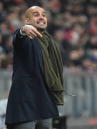 10.12.2014, xjhx, Fussball Champions League, FC Bayern Muenchen - ZSKA Moskau, v.l. Pep Guardiola (Trainer FC Bayern Muenchen) gibt Anweisungen, gestikuliert, mit den Armen gestikulieren gives instructions, gesticulate.