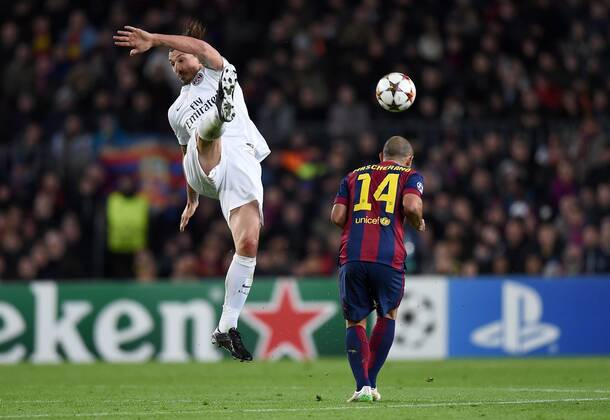 FUSSBALL CHAMPIONS LEAGUE SAISON 2014 2015 Vorrunde FC Barcelona Barca - Paris St. Germain 10.12.2014 Zlatan Ibrahimovic (li, Paris Saint-Germain) gegen Javier Mascherano (re, Barca) 