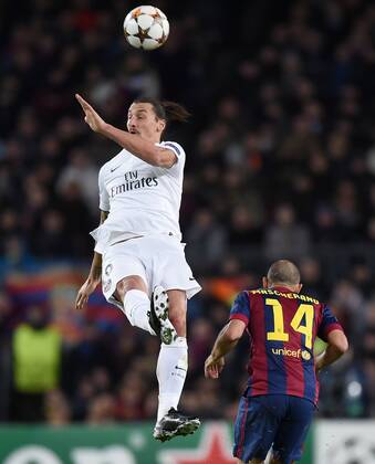 FUSSBALL CHAMPIONS LEAGUE SAISON 2014 2015 Vorrunde FC Barcelona Barca - Paris St. Germain 10.12.2014 Zlatan Ibrahimovic (li, Paris Saint-Germain) gegen Javier Mascherano (re, Barca) 