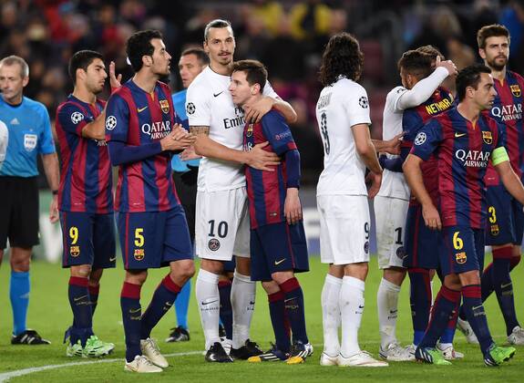 FUSSBALL CHAMPIONS LEAGUE SAISON 2014 2015 Vorrunde FC Barcelona Barca - Paris St. Germain 10.12.2014 Lionel Messi (Mitte re, Barca) umarmt Zlatan Ibrahimovic (Mittte li, Paris Saint-Germain) nach dem Spiel 