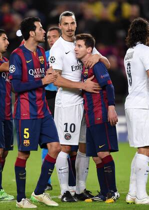FUSSBALL CHAMPIONS LEAGUE SAISON 2014 2015 Vorrunde FC Barcelona Barca - Paris St. Germain 10.12.2014 Lionel Messi (Mitte re, Barca) umarmt Zlatan Ibrahimovic (Mittte li, Paris Saint-Germain) nach dem Spiel 