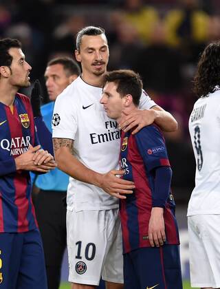FUSSBALL CHAMPIONS LEAGUE SAISON 2014 2015 Vorrunde FC Barcelona Barca - Paris St. Germain 10.12.2014 Lionel Messi (re, Barca) umarmt Zlatan Ibrahimovic (Paris Saint-Germain) nach dem Spiel 