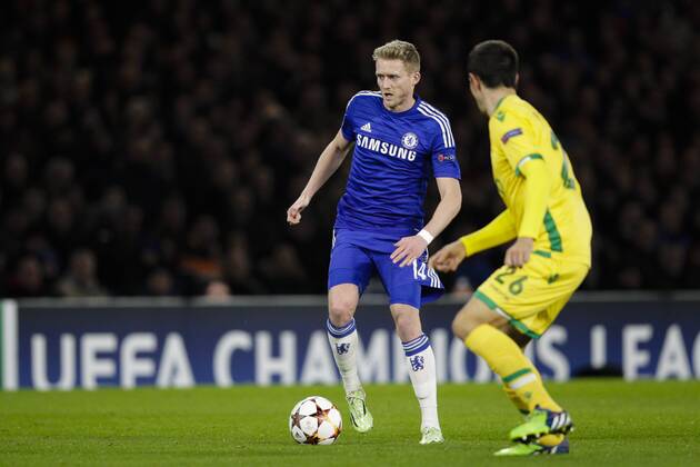 Aktuell Fussball, Champions League, FC Chelsea - Sporting Lissabon 10.12.2014. London, England. Champions League Group Stage. Chelsea versus Sporting Lisbon. Chelsea s Andre Schurrle in action covered by Sportings Rodrigues de Oliveira xCraigxMercerx  ActionPlus11582226