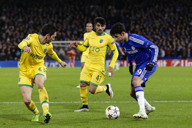 Aktuell Fussball, Champions League, FC Chelsea - Sporting Lissabon 10.12.2014. London, England. Champions League Group Stage. Chelsea versus Sporting Lisbon. Chelsea s Diego Costa takes on the Sporting Lisbon defence of VRodrigues de Oliveira and Esgaio xCraigxMercerx  ActionPlus11582234