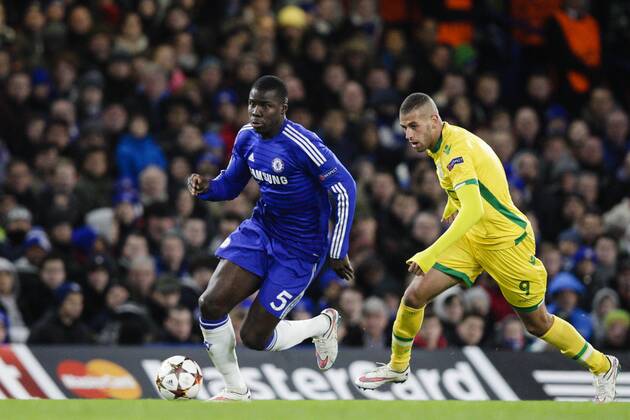 Aktuell Fussball, Champions League, FC Chelsea - Sporting Lissabon 10.12.2014. London, England. Champions League Group Stage. Chelsea versus Sporting Lisbon. Chelsea& x2019;s Kurt Zouma in action against Slimani xCraigxMercerx  ActionPlus11582242