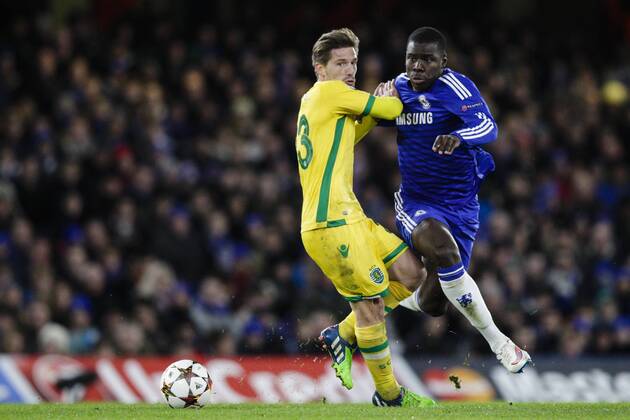Aktuell Fussball, Champions League, FC Chelsea - Sporting Lissabon 10.12.2014. London, England. Champions League Group Stage. Chelsea versus Sporting Lisbon. Chelsea& x2019;s Kurt Zouma tangles with Sporting Lisbon& x2019;s Adrien Silva xCraigxMercerx  ActionPlus11582243