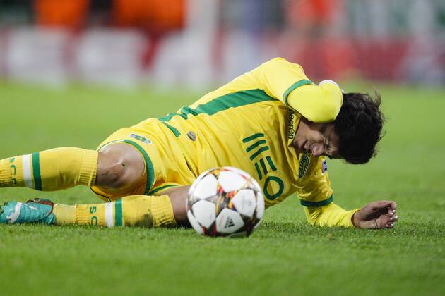 Aktuell Fussball, Champions League, FC Chelsea - Sporting Lissabon 10.12.2014. London, England. Champions League Group Stage. Chelsea versus Sporting Lisbon. Sporting Lisbon& x2019;s Andre Martins goes down injured after a bang to the head xCraigxMercerx  ActionPlus11582256