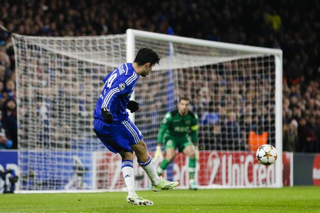 Aktuell Fussball, Champions League, FC Chelsea - Sporting Lissabon 10.12.2014. London, England. Champions League Group Stage. Chelsea versus Sporting Lisbon. Chelsea s Diego Costa bends in a cross xCraigxMercerx  ActionPlus20154656