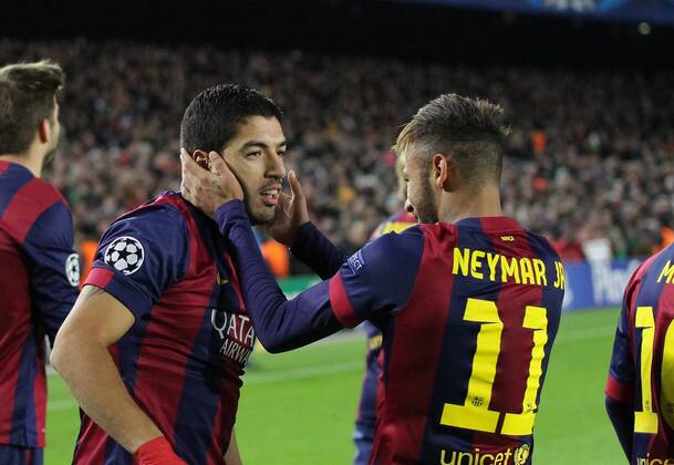 Aktuell Fussball, Champions League, FC Barcelona - Paris St. Germain 10.12.2014. Nou Camp, Barcelona, Spain. UEFA Champions League group stages, Barcelona versus PSG. Estadium Camp Nou. Neymar congrats Suarez after he scores a goal xAngelxBoludax  ActionPlus11582287