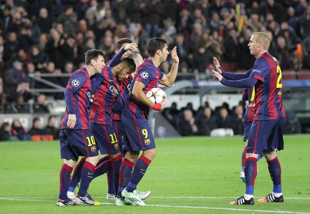 Aktuell Fussball, Champions League, FC Barcelona - Paris St. Germain 10.12.2014. Nou Camp, Barcelona, Spain. UEFA Champions League group stages, Barcelona versus PSG. Estadium Camp Nou. Bar& xe7;a players celebration xAngelxBoludax  ActionPlus11582293