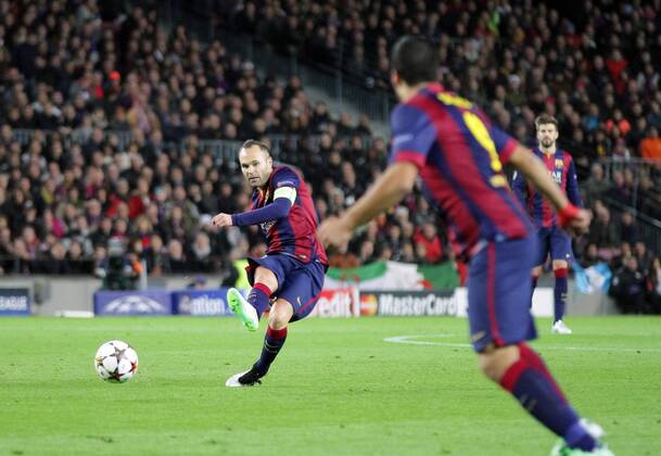 Aktuell Fussball, Champions League, FC Barcelona - Paris St. Germain 10.12.2014. Nou Camp, Barcelona, Spain. UEFA Champions League group stages, Barcelona versus PSG. Estadium Camp Nou. Iniesta passes to Suarez xAngelxBoludax  ActionPlus11582295