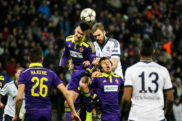 Aktuell Fussball, Champions League, NK Maribor - FC Schalke 04 Jan Kirchhoff of FC Schalke 04 and Arghus of NK Maribor jump for the ball during the UEFA Champions League Group G match on December 10 in Maribor, Slovenia. FC Schalke 04 vs. NK Maribor