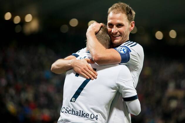 Aktuell Fussball, Champions League, NK Maribor - FC Schalke 04 Benedikt Hoewedes of FC Schalke 04 hugs his teammate Max Meyer who scored against NK Maribor during the UEFA Champions League Group G match on December 10 in Maribor, Slovenia. FC Schalke 04 vs. NK Maribor