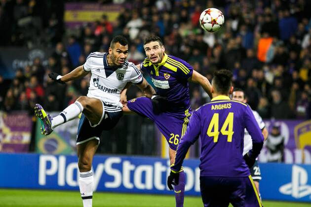Aktuell Fussball, Champions League, NK Maribor - FC Schalke 04 Eric Maxim Choupo-Moting of FC Schalke 04 is challenged by Aleksander Rajcevic of NK Maribor during the UEFA Champions League Group G match on December 10 in Maribor, Slovenia. FC Schalke 04 vs. NK Maribor