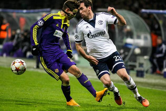 Aktuell Fussball, Champions League, NK Maribor - FC Schalke 04 Christian Fuchs of FC Schalke 04 is challenged by Petar Stojanovic of NK Maribor during the UEFA Champions League Group G match on December 10 in Maribor, Slovenia. FC Schalke 04 vs. NK Maribor