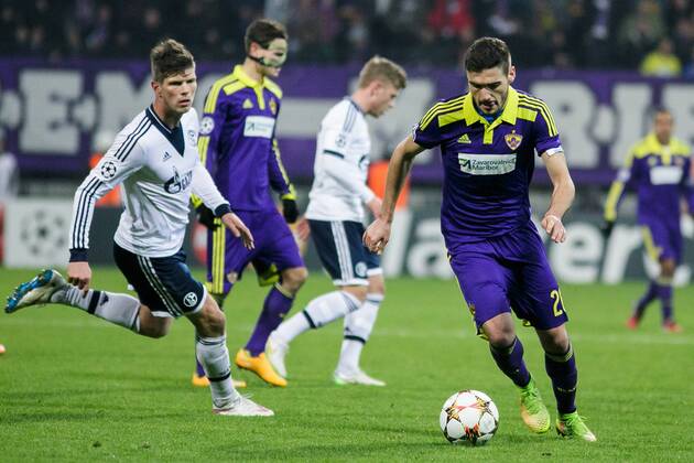Aktuell Fussball, Champions League, NK Maribor - FC Schalke 04 Aleksander Rajcevic of NK Maribor is challenged by Klaas-Jan Huntelaar of FC Schalke 04 during the UEFA Champions League Group G match on December 10 in Maribor, Slovenia. FC Schalke 04 vs. NK Maribor