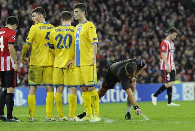 Aktuell Fussball, Champions League, Athletic Bilbao - BATE Baryssau Champions League match between Athletic Bilbao and Bate Borisov. - Referee Daniele Orsato nutzt das Freistoßspray xJUANxECHEVERRIAx 