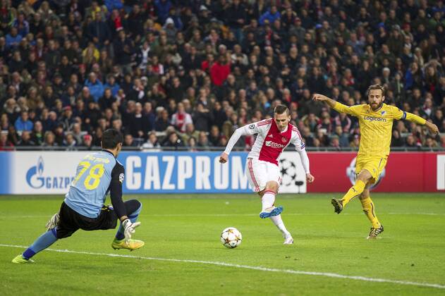 Aktuell Fussball, Champions League, Ajax Amsterdam - APOEL Nikosia (L-R) goalkeeper Urko Pardo of Apoel FC, Arkadiusz Milik of Ajax, Nektarios Alexandrou of Apoel FC 3-0 during the UEFA Champions League group F match between Ajax Amsterdam and Apoel Nicosia on December 10, 2014 at the Amsterdam Arena in Amsterdam, The Netherlands. Auax Amsterdam v Apoel Nicosia UEFA Champions League Group F 2014 2015 xVIxxIVx 3345794