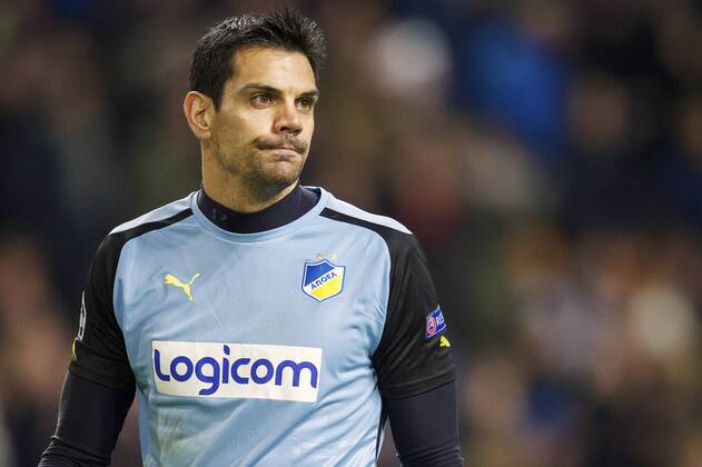 Aktuell Fussball, Champions League, Ajax Amsterdam - APOEL Nikosia goalkeeper Urko Pardo of Apoel FC during the UEFA Champions League group F match between Ajax Amsterdam and Apoel Nicosia on December 10, 2014 at the Amsterdam Arena in Amsterdam, The Netherlands. Auax Amsterdam v Apoel Nicosia UEFA Champions League Group F 2014 2015 xVIxxIVx 3345802