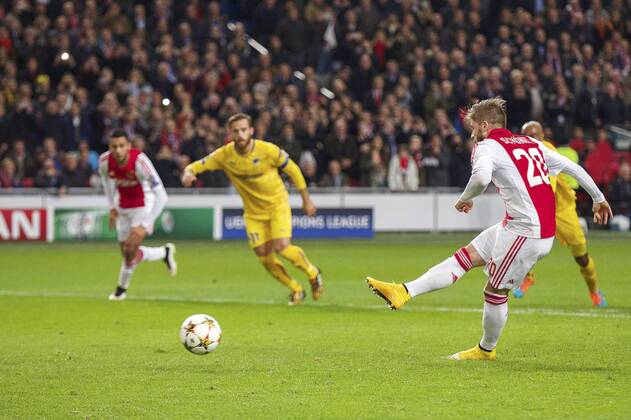 Aktuell Fussball, Champions League, Ajax Amsterdam - APOEL Nikosia Lasse Schone of Ajax 1-0 during the UEFA Champions League group F match between Ajax Amsterdam and Apoel Nicosia on December 10, 2014 at the Amsterdam Arena in Amsterdam, The Netherlands. Auax Amsterdam v Apoel Nicosia UEFA Champions League Group F 2014 2015 xVIxxIVx 3345971