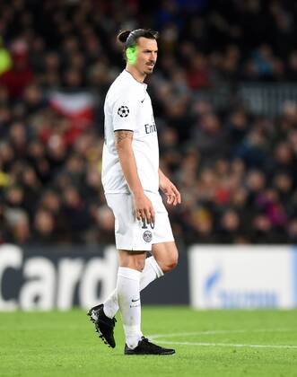 Aktuell Fussball, Champions League, FC Barcelona - Paris St. Germain FUSSBALL CHAMPIONS LEAGUE SAISON 2014 2015 Vorrunde FC Barcelona Barca - Paris St. Germain 10.12.2014 Zlatan Ibrahimovic (Paris Saint-Germain) wird von einem Laserpointer attackiert. 