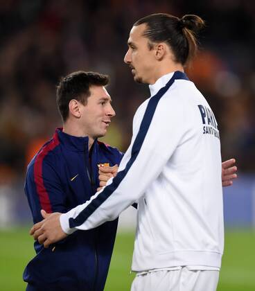 Aktuell Fussball, Champions League, FC Barcelona - Paris St. Germain FUSSBALL CHAMPIONS LEAGUE SAISON 2014 2015 Vorrunde FC Barcelona Barca - Paris St. Germain 10.12.2014 Lionel Messi (li, Barca) begruesst Zlatan Ibrahimovic (Paris Saint-Germain) am Ball 