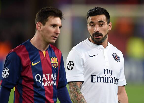 Aktuell Fussball, Champions League, FC Barcelona - Paris St. Germain FUSSBALL CHAMPIONS LEAGUE SAISON 2014 2015 Vorrunde FC Barcelona Barca - Paris St. Germain 10.12.2014 Ezequiel Lavezzi (re, Paris Saint-Germain) nach dem Spiel im Gespraech mit Lionel Messi (Barca) 