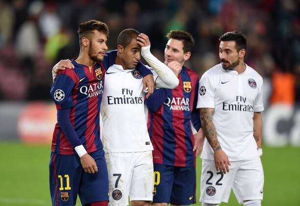 Aktuell Fussball, Champions League, FC Barcelona - Paris St. Germain FUSSBALL CHAMPIONS LEAGUE SAISON 2014 2015 Vorrunde FC Barcelona Barca - Paris St. Germain 10.12.2014 Neymar (li, Barca) umarmt Lucas (Paris Saint-Germain) beobachtet von Lionel Messi (2.v.re, Barca) und Ezequiel Lavezzi (re, Paris Saint-Germain) 
