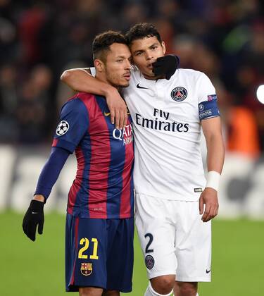 Aktuell Fussball, Champions League, FC Barcelona - Paris St. Germain FUSSBALL CHAMPIONS LEAGUE SAISON 2014 2015 Vorrunde FC Barcelona Barca - Paris St. Germain 10.12.2014 Adriano (li, Barca) umarmt Thiago Silva (Paris Saint-Germain) 