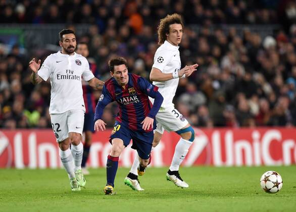 Aktuell Fussball, Champions League, FC Barcelona - Paris St. Germain FUSSBALL CHAMPIONS LEAGUE SAISON 2014 2015 Vorrunde FC Barcelona Barca - Paris St. Germain 10.12.2014 Lionel Messi (Mitte, Barca) gegen David Luiz (re, Paris Saint-Germain) beobachtet von Ezequiel Lavezzi (li, Paris Saint-Germain) 