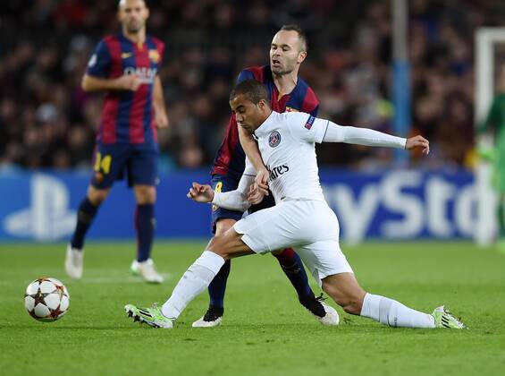 Aktuell Fussball, Champions League, FC Barcelona - Paris St. Germain FUSSBALL CHAMPIONS LEAGUE SAISON 2014 2015 Vorrunde FC Barcelona Barca - Paris St. Germain 10.12.2014 Lucas (vorn, Paris Saint-Germain) gegen Andres Iniesta (Barca) 