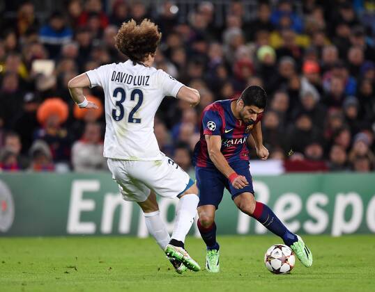 Aktuell Fussball, Champions League, FC Barcelona - Paris St. Germain FUSSBALL CHAMPIONS LEAGUE SAISON 2014 2015 Vorrunde FC Barcelona Barca - Paris St. Germain 10.12.2014 Luis Suarez (re, Barca) mit Ball gegen David Luiz (li, Paris Saint-Germain) 