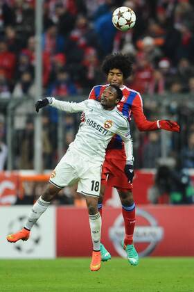 Fußball Champions League Gruppenphase 6.Spieltag Bayern München - ZSKA Moskau am 10.12.2014 in der Allianz Arena in München Ahmed Musa ( Moskau ), vorne - Dante ( München ), hinten