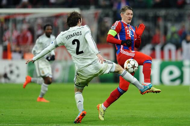 Fußball Champions League Gruppenphase 6.Spieltag Bayern München - ZSKA Moskau am 10.12.2014 in der Allianz Arena in München Mario Fernandes ( Moskau ), vorne - Bastian Schweinsteiger ( München ), hinten