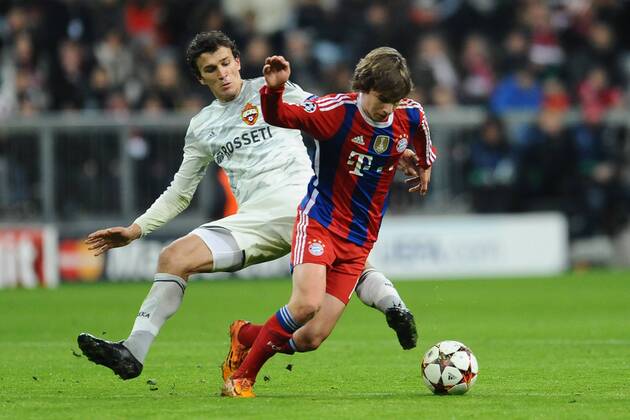 Fußball Champions League Gruppenphase 6.Spieltag Bayern München - ZSKA Moskau am 10.12.2014 in der Allianz Arena in München Gianluca Gaudino ( München ), vorne - Roman Eremenko ( Moskau ), hinten