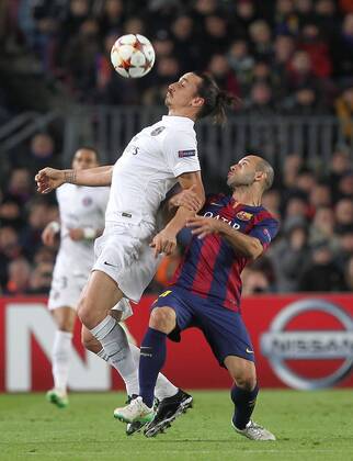 Aktuell Fussball, Champions League, FC Barcelona - Paris St. Germain Zlatan Ibrahimovic - Javier Mascherano FOOTBALL : Barcelone vs Paris Saint Germain - Ligue des Champions - 10 12 2014 CarlosMira Panoramic 