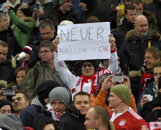 10.12.2014, Fussball Champions League 2014 2015, Vorrunde, 6.Spieltag, FC Bayern München, in der Allianzarena München. Neuer Ballon D Or steht auf dem Plakat eines Bayernfans, er möchte seinen Torwart Manuel Neuer (Bayern) als Weltfussballer sehen. 