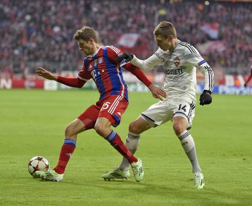 10.12.2014, Fussball Champions League 2014 2015, Vorrunde, 6.Spieltag, FC Bayern München - ZSKA Moskau, in der Allianzarena München. v.l. Thomas Müller (München) gegen Kirill Nababkin (ZSKA Moskau) 