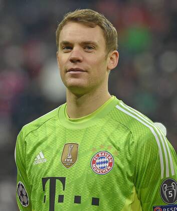 10.12.2014, Fussball Champions League 2014 2015, Vorrunde, 6.Spieltag, FC Bayern München - ZSKA Moskau, in der Allianzarena München. Torwart Manuel Neuer (Bayern) freut sich über den Anblick von seiner Freundin. 