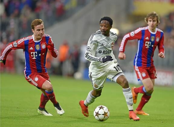 10.12.2014, Fussball Champions League 2014 2015, Vorrunde, 6.Spieltag, FC Bayern München - ZSKA Moskau, in der Allianzarena München. v.l. Mario Götze (Bayern), Ahmed Musa (ZSKA Moskau) und Gianluca Gaudino (Bayern) im Duell um den Ball. 