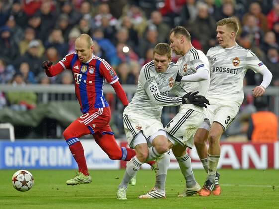10.12.2014, Fussball Champions League 2014 2015, Vorrunde, 6.Spieltag, FC Bayern München - ZSKA Moskau, in der Allianzarena München. Arjen Robben (li, Bayern München) lässt drei Spieler stehen. 