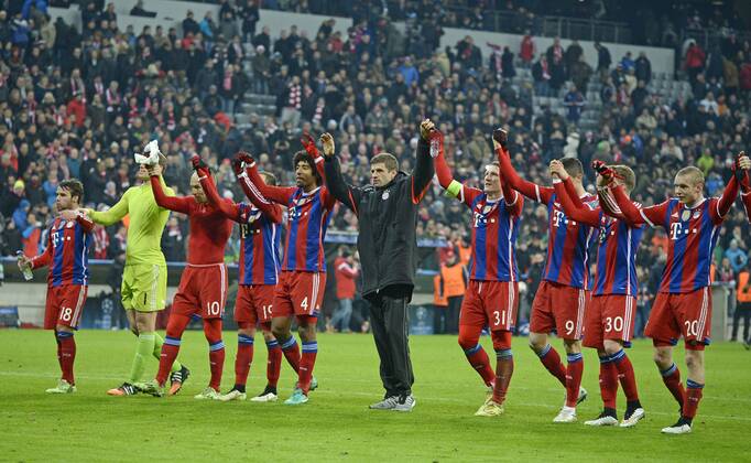 10.12.2014, Fussball Champions League 2014 2015, Vorrunde, 6.Spieltag, FC Bayern München - ZSKA Moskau, in der Allianzarena München. LaOla der Bayern Spieler. v.l. Juan Bernat (Bayern), Torwart Manuel Neuer (Bayern), Arjen Robben (Bayern München), Mario Götze (Bayern), Dante (Bayern München), Thomas Müller (München), Bastian Schweinsteiger (München), Robert Lewandowski (Bayern München), Mitchell Weiser (München) und Sebastian Rode (Bayern)