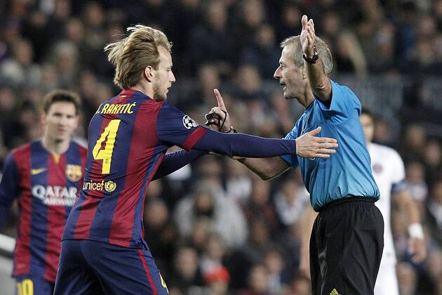 Aktuell Fussball, Champions League, FC Barcelona - Paris St. Germain Referee Martin Atkinson and FC Barcelona Barca s Ivan Rakitic during Champions League 2014 2015 match.December 10,2014.  (2014121092)