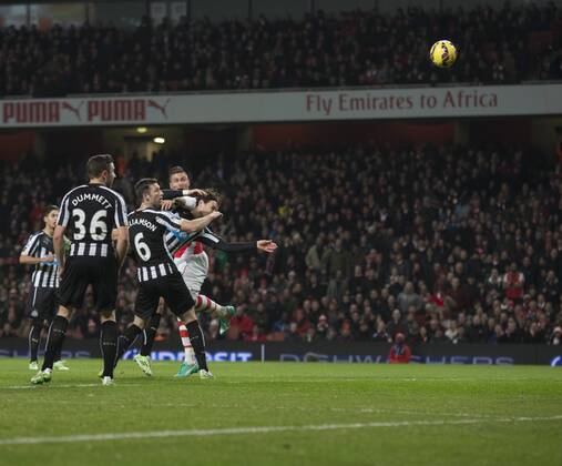 13.12.2014. London, England. Premier League. Arsenal FC versus Newcastle United. Arsenal s Olivier Giroud watches as his header finds the net to make it 1-0 xNigelxCookex  ActionPlus11582736