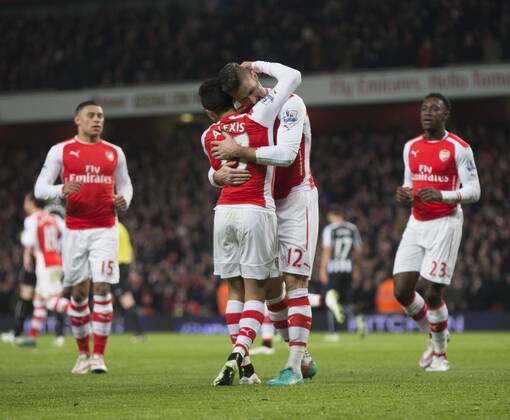 13.12.2014. London, England. Premier League. Arsenal FC versus Newcastle United. Arsenal s Olivier Giroud celebrates his goal with Alexis Sanchez. xNigelxCookex  ActionPlus11582738