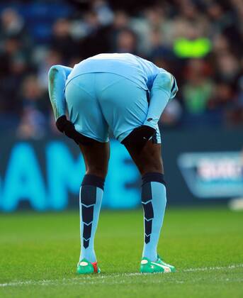 Aktuell Fußball, England, Premier League, Leicester City - Manchester City Leicester City v Manchester City . . Leicester, UK . . 13.12.2014 Yaya Toure (MC) holds his hamstrings. 