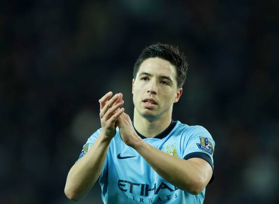 Aktuell Fußball, England, Premier League, Leicester City - Manchester City Leicester City v Manchester City . . Leicester, UK . . 13.12.2014 Samir Nasri (MC) applauds the fans at the end. 