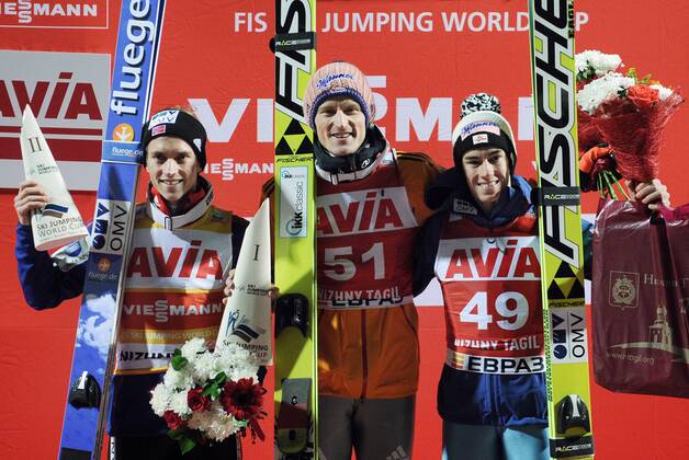 NIZHNY TAGIL, RUSSIA. DECEMBER 14, 2014. Norway s silver medalist Anders Fannemel, Germany s gold medalist Severin Freund, and Austria s bronze medalist Stefan Kraft (L-R) pose for a group as they celebrate winning in the Large Hill Individual competition as part of the 8th World Cup event of the FIS Ski jumping Skispringen Ski nordisch World Cup at Aist ski jumping complex. Donat Sorokin TASS  RE157B3E