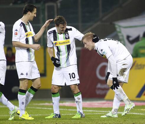 Mönchengladbach, Borussiapark, 17.12.14: Torjubel bei Gladbachs Torschütze Oscar Wendt (R), Gladbachs Max Kruse (M) und Gladbachs Roel Brouwers im Spiel der 1. Bundesliga zwischen Borussia Mönchengladbach vs. Werder Bremen in der Saison 2014 2015.